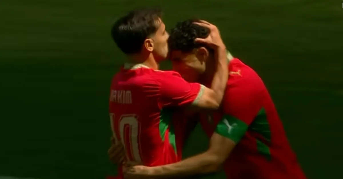 Brahím Díaz e Hakimi celebram o gol que colocou o Marrocos em vantagem no amistoso contra a Noruega, em Nova Jersey.