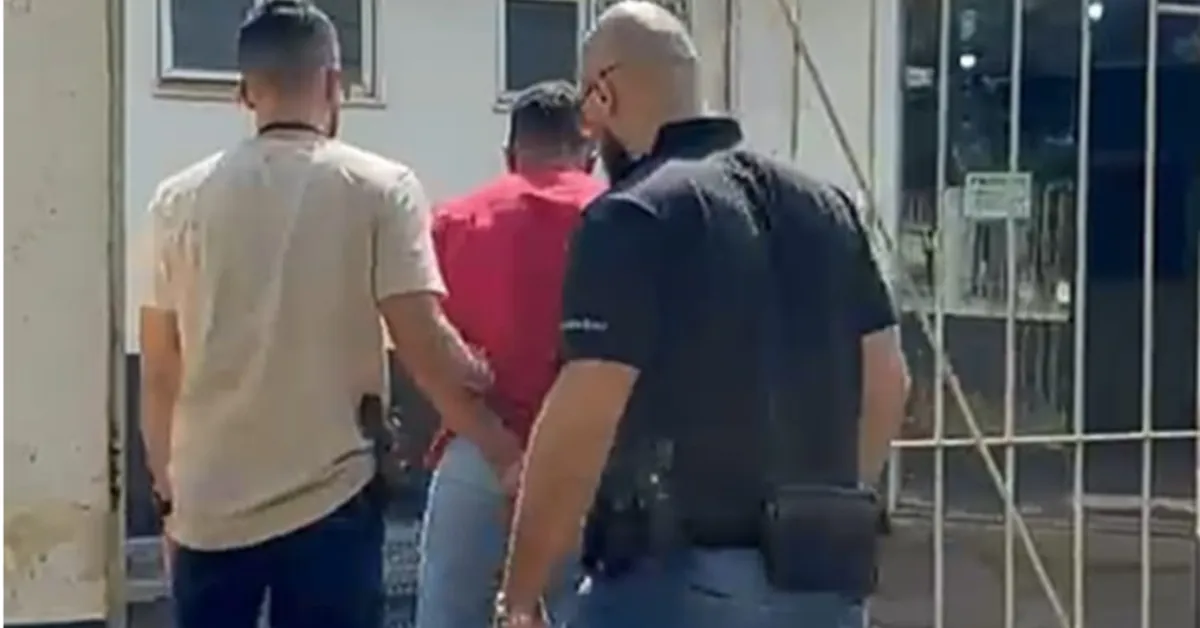 Policiais conduzem dono da oficina onde a motocicleta foi encontrada com numeração do motor raspada