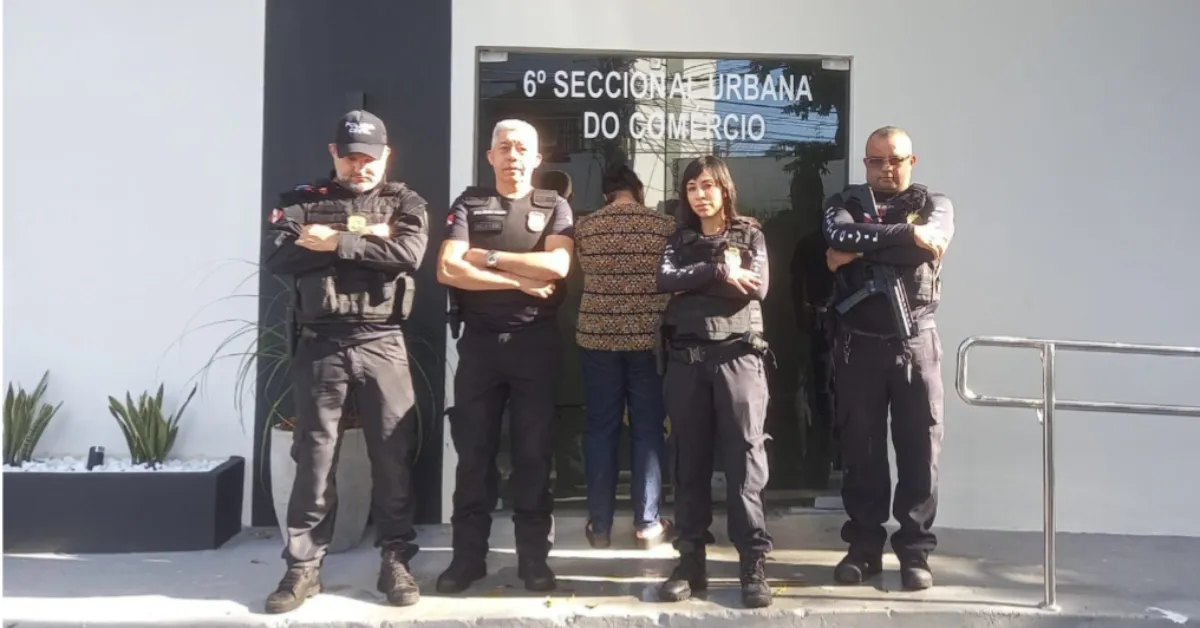 A suspeita foi localizada no bairro do Tenoné após investigação da Polícia Civil e teve notebook, celulares e outros materiais apreendidos durante o cumprimento de mandados judiciais.
