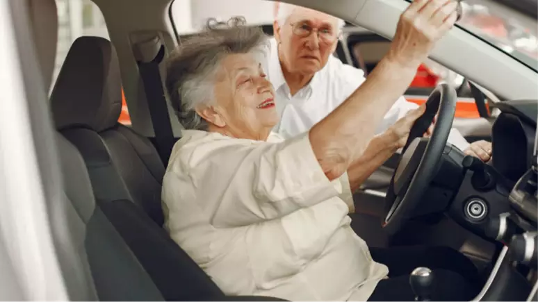 Entenda o projeto que prevê isenção de IPI para idosos na compra de carros novos. Benefícios, requisitos e informações essenciais.