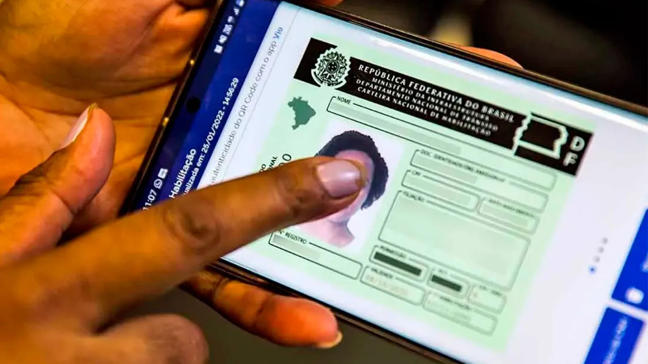 Motorista exibe CNH digital no celular; nova regra permite que condutor escolha formato do documento sem custos adicionais de renovação.
