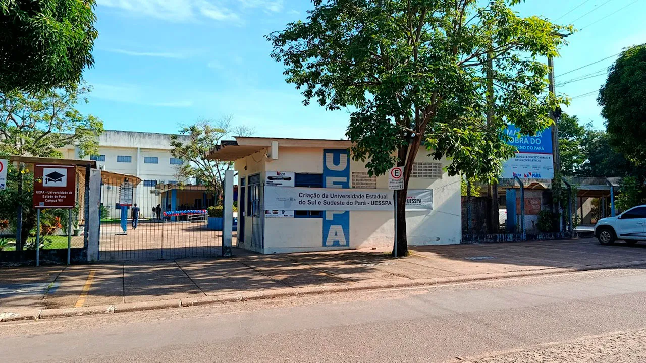Público e estudantes interagem na Exposição Expresso Chagas XXI, iniciativa itinerante que utiliza recursos lúdicos para o conhecimento sobre a doença.