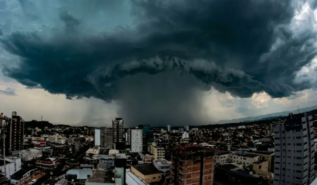 Meteorologistas alertam sobre ciclone intenso que pode afetar o Brasil em julho, trazendo temporais e mudanças climáticas significativas.