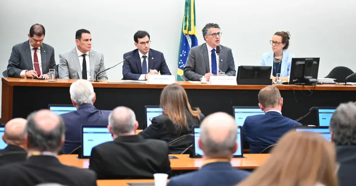 A votação da PEC que prevê o fim da escala 6x1 foi adiada na Câmara após pedido de vista do PL.