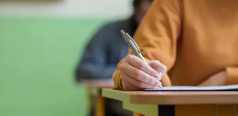 Levantamento reúne oportunidades imediatas e cadastro de reserva para profissionais da educação em todo o país.