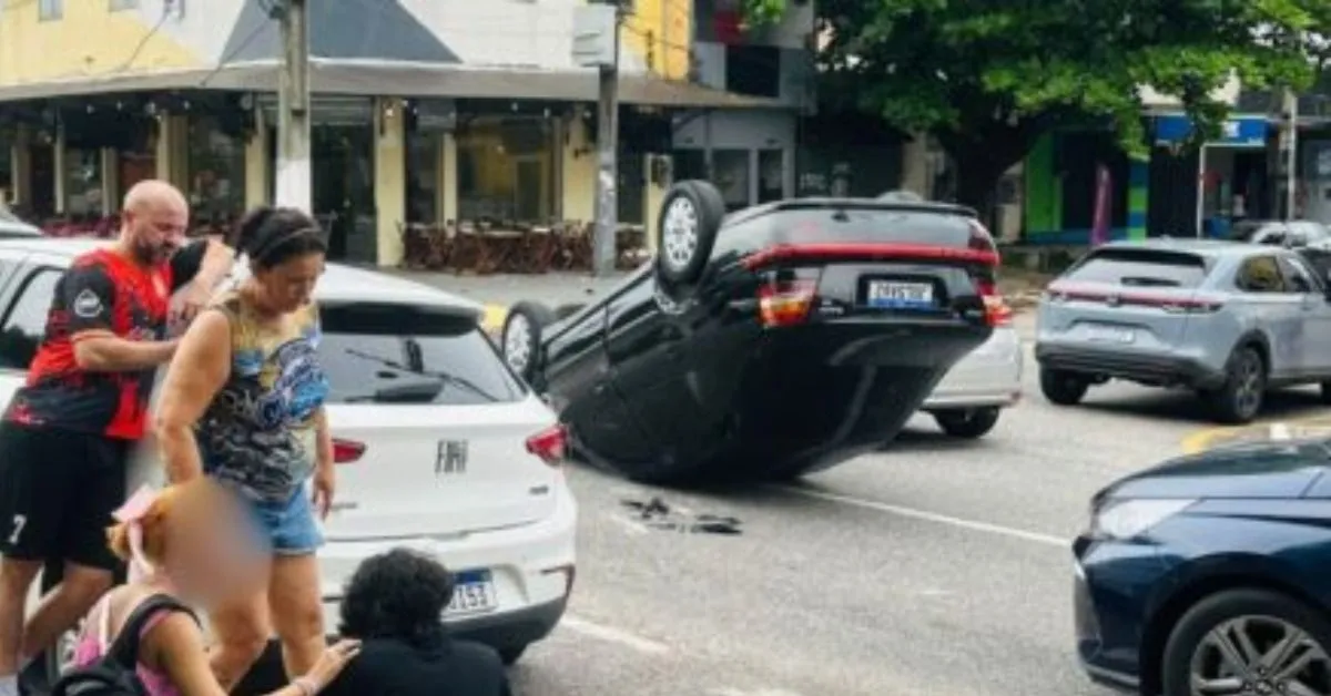 Acidente na avenida Marquês de Herval: um carro capotou e deixou jovens feridos.