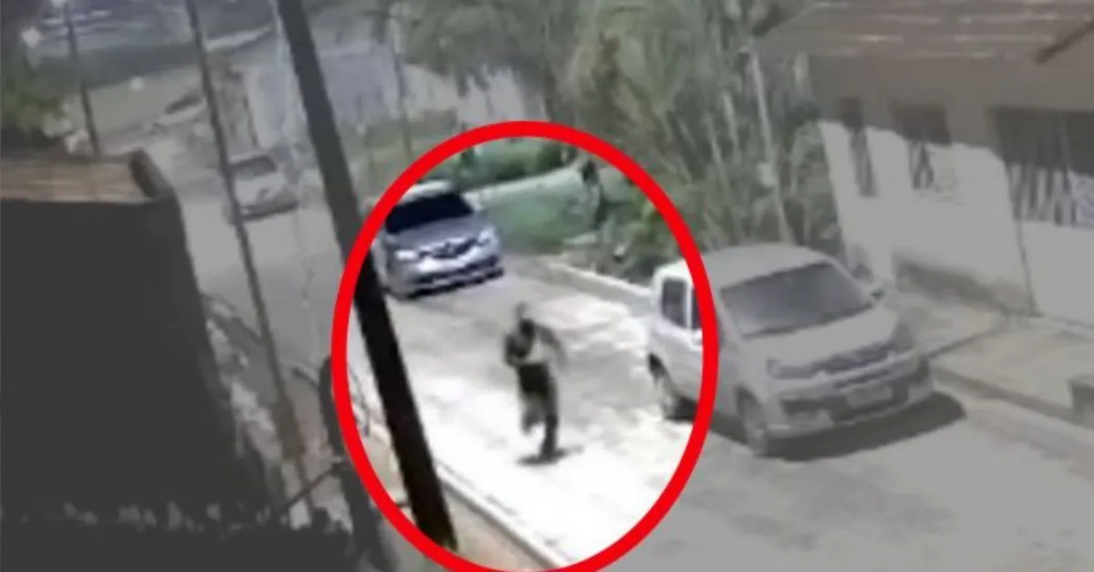Imagens da câmera de monitoramento mostram suspeito fugindo