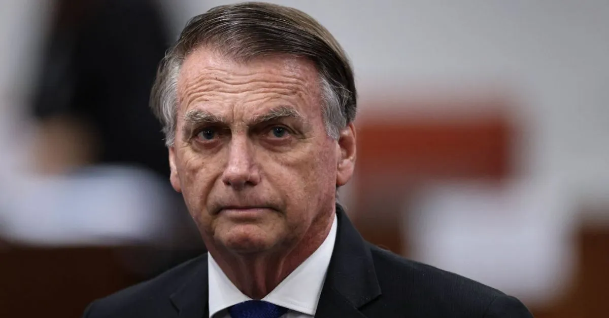 Uma arma registrada em nome do ex-presidente Jair Bolsonaro foi encontrada no interior de um veículo conduzido por um militar do Exército Brasileiro.
