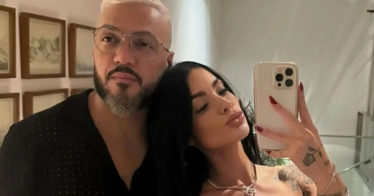 Depois da cena, o menino foi flagrado limpando a boca com a mão.