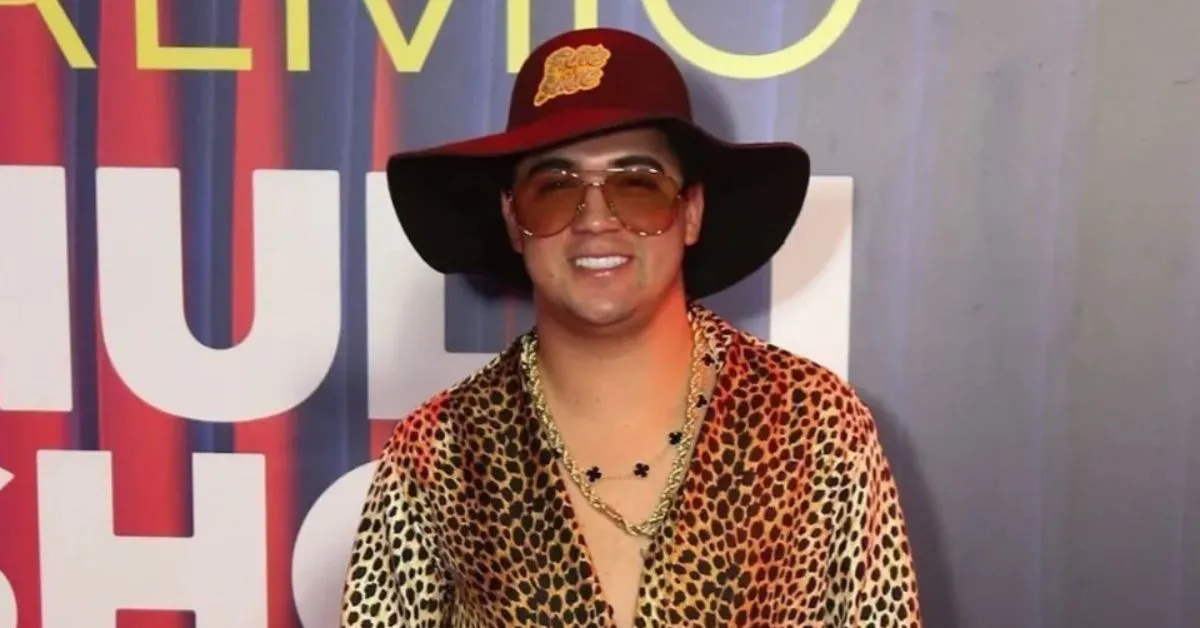 Inicialmente, o cantor conversou com o homem no palco sem demonstrar alarme.