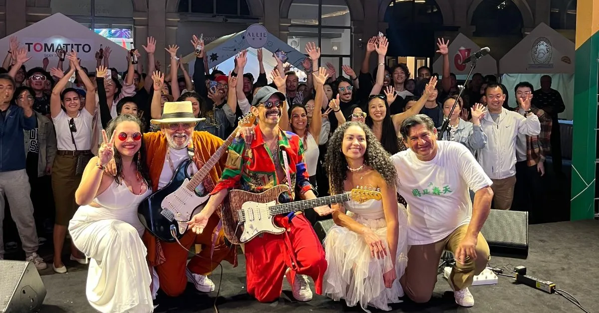 A comitiva oficial do Brasil na China conta com mais de 120 profissionais da cultura e a banda paraense colocou todo para dançar nesta segunda-feira (4).