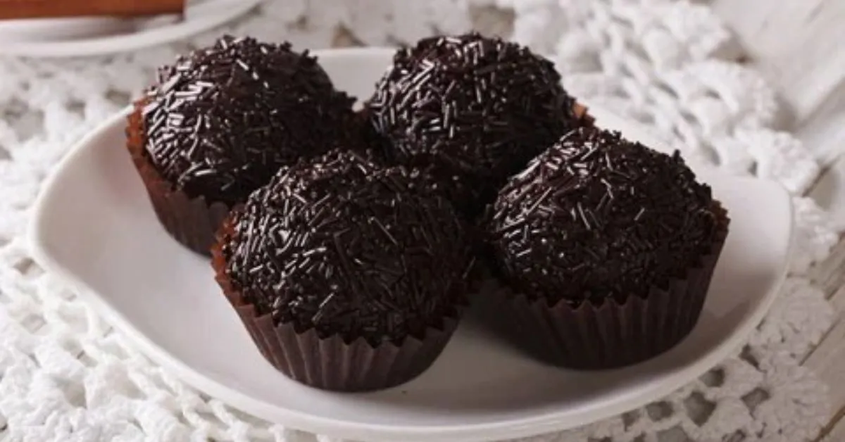 Conforme a preferência, é possível finalizar o brigadeiro com granulado, açúcar cristal ou a ganache de chocolate branco.