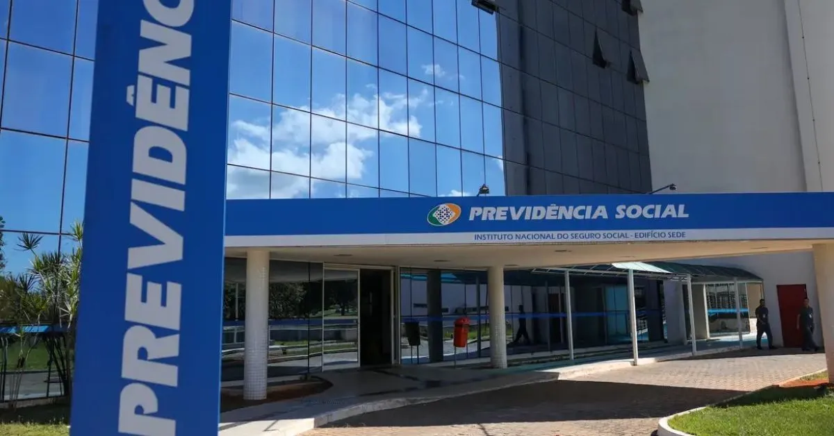 A presidente do INSS, Ana Cristina Viana, assina o documento e pede que a demanda seja repassada ao Ministério da Gestão e da Inovação em Serviços Públicos (MGI) até o final deste mês.