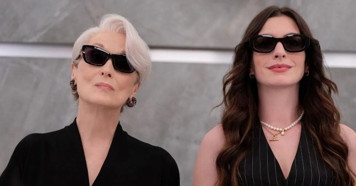 Andy e a temida editora-chefe Miranda Priestly enfrentam um novo desafio em comum no segundo longa da franquia.