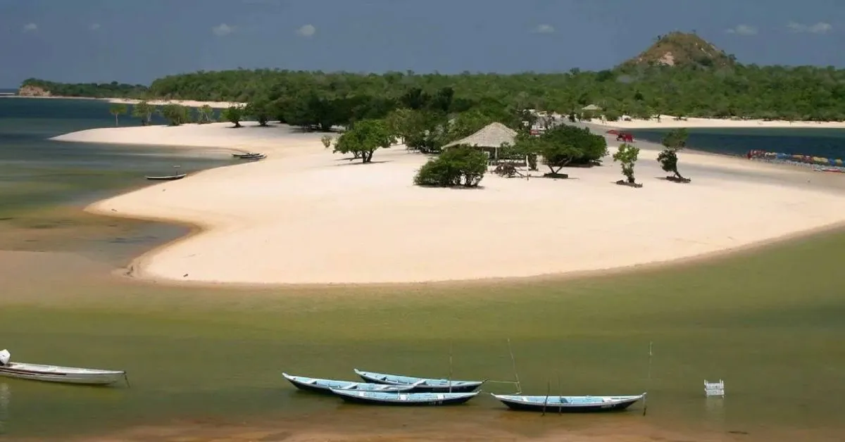 A longa faixa de areia cercada por águas do Rio Tapajós, no território santarenos, figura à frente de famosas praias como a Praia do Rosa (SC) e São Miguel dos Milagres (AL).