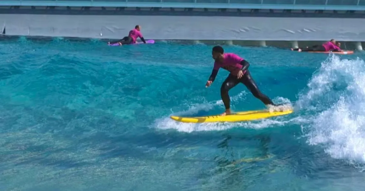 Mesmo na Inglaterra, Matheus Cunha mantém a proximidade com o surf, em piscinas de ondas artificiais.