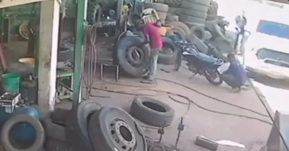 O trabalhador fazia o reparo no pneu quando o equipamento estourou com força. O impacto da explosão atingiu diretamente uma das mãos do profissional.