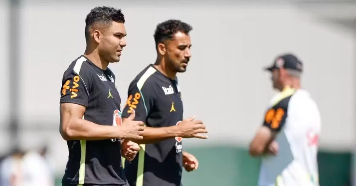 Casemiro e Danilo foram amarelados ao longo da primeira fase da Copa.