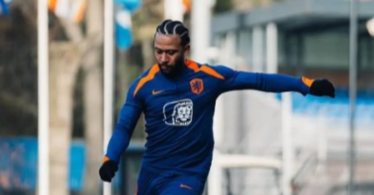 O maior artilheiro da história da seleção holandesa, Memphis Depay, iniciou a partida no banco de reservas.