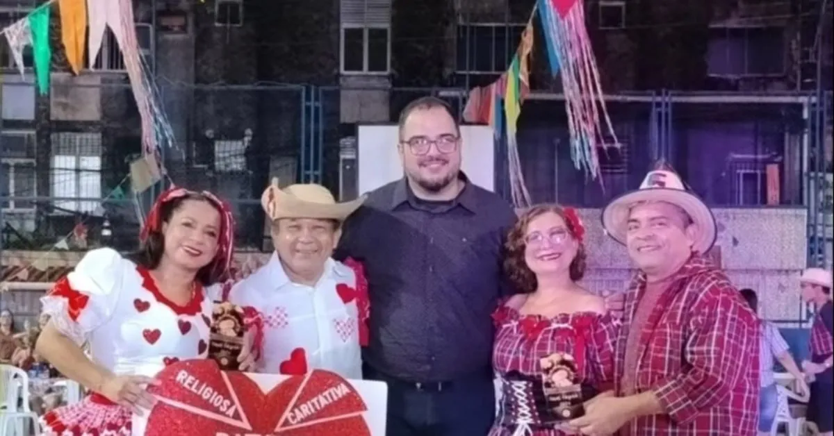 O padre Gabriel Paes está à frente da paróquia e aguarda brincantes para a celebração.