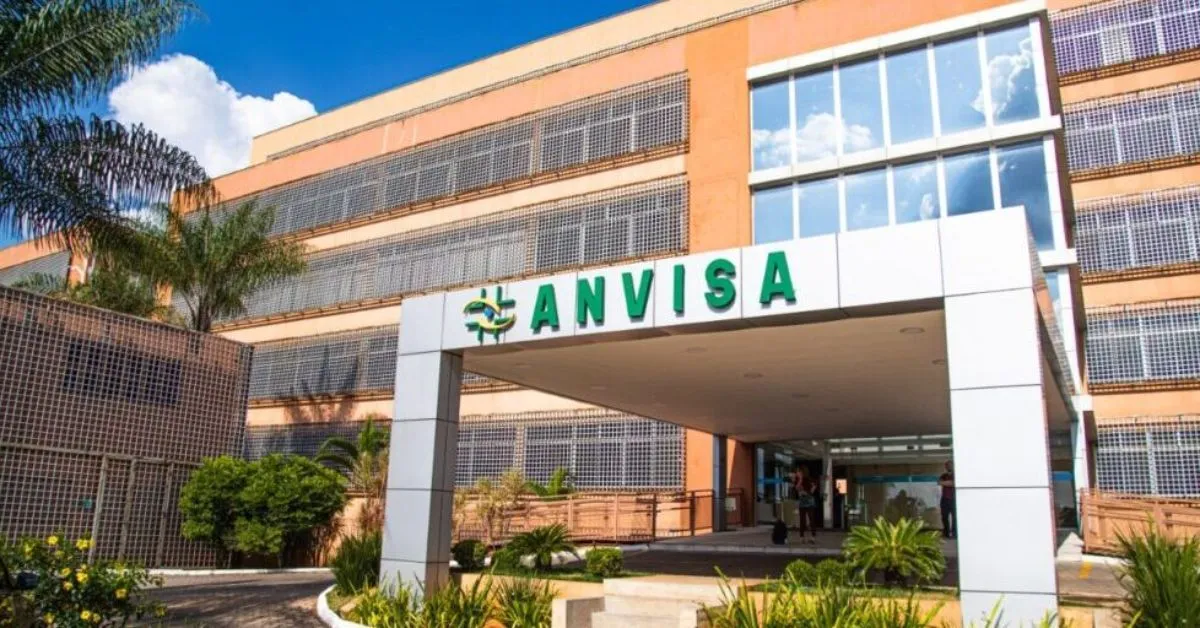 A Anvisa publicou a decisão no Diário Oficial da União, com detalhamento dos lotes envolvidos e a proibição imediata de comercialização, distribuição, fabricação, propaganda e uso dos produtos recolhidos.