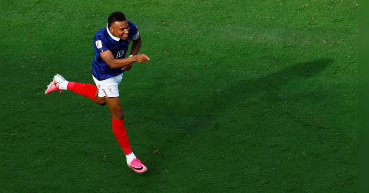 Mbappé chegou aos 7 gols na atual edição do torneio, marca que o fez empatar com o argentino Lionel Messi na artilharia do mundial deste ano.