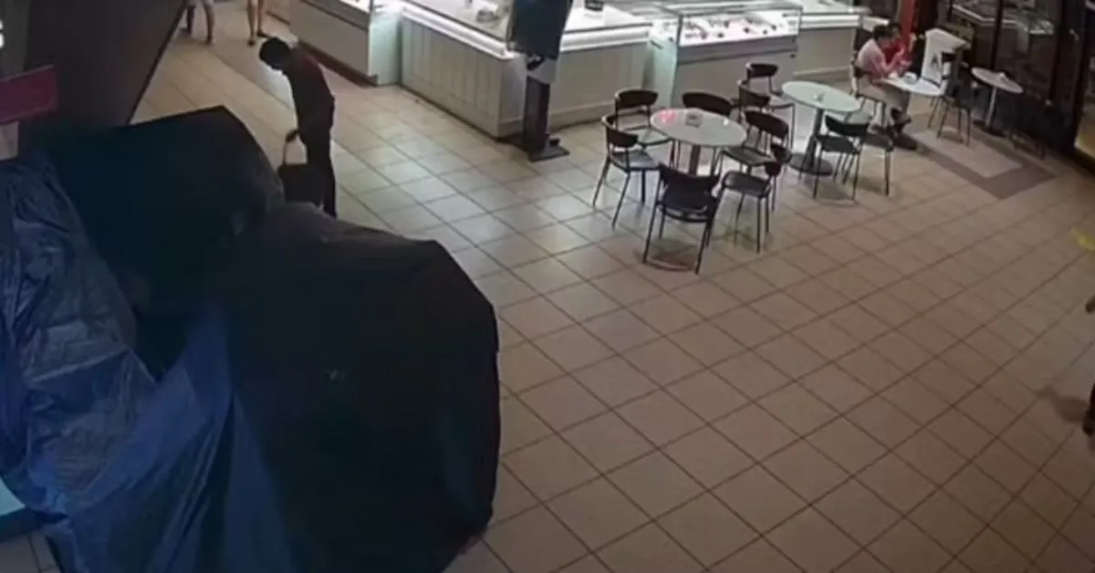 Em um dos registros, o homem aparece escondido sob a lona de um quiosque de joias na Estação das Docas.
