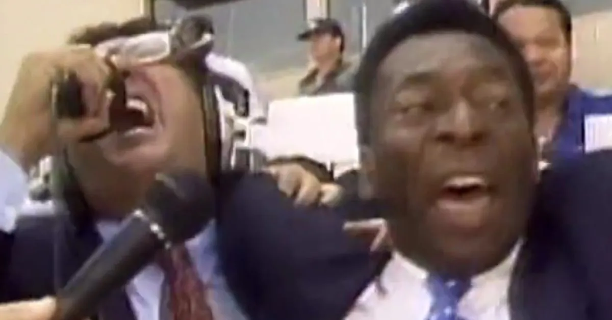 Um dos momentos icônicos foi quando Galvão narrou o tetra ao lado de Pelé. A imagem correu o mundo