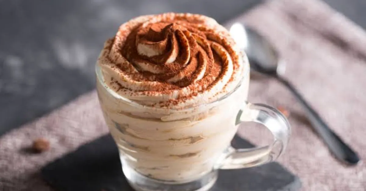 É possível finalizar com um leve polvilhado de café instantâneo por cima, o que realça o sabor e melhora a apresentação.
