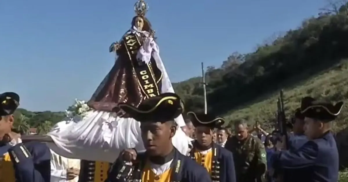 Um dos momentos mais simbólicos da festa foi a cerimônia de troca do manto da padroeira. Esse ritual ocorre logo após a primeira procissão terrestre e representa a renovação da devoção dos fiéis à santa.