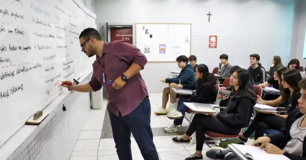 O objetivo é qualificar profissionais de diferentes áreas para enfrentar os desafios reais do ensino público no Brasil.