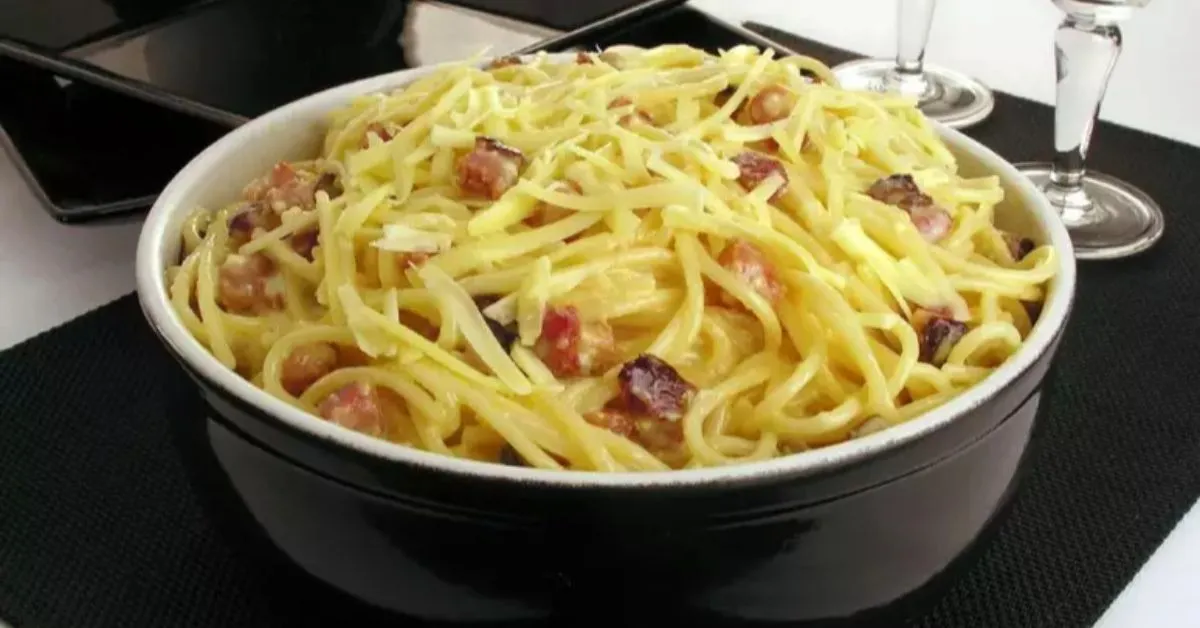 A receita substitui o guanciale tradicional por bacon.