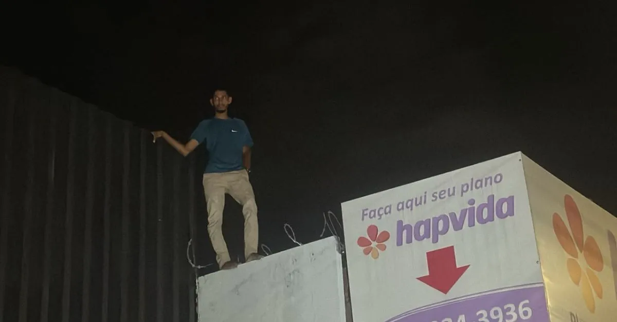 Com a chegada das equipes de segurança e resgate, Sandro se deslocou pela cobertura até a parte frontal da loja.