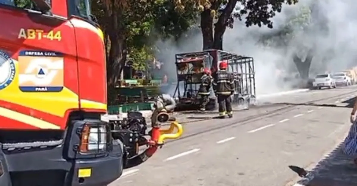 Chamas intensas: Fogo consome rapidamente a estrutura do tradicional trailer de comidas típicas na Praça Duque de Caxias, na Marabá Pioneira.