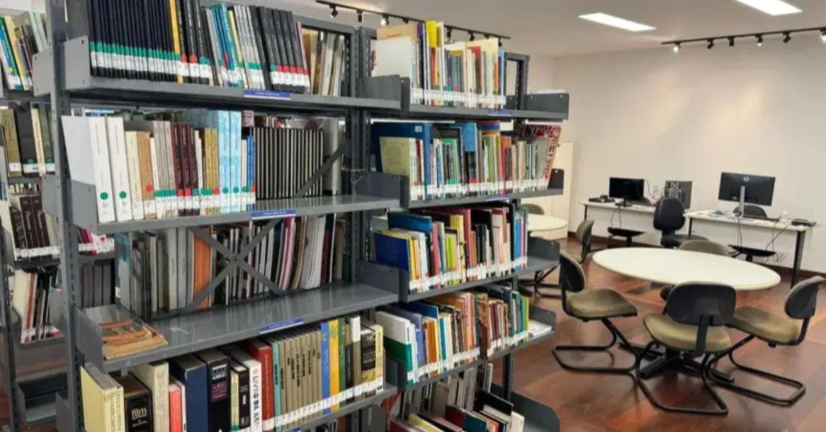 O acervo reúne mais de três mil itens, incluindo livros, revistas, CDs e fotografias