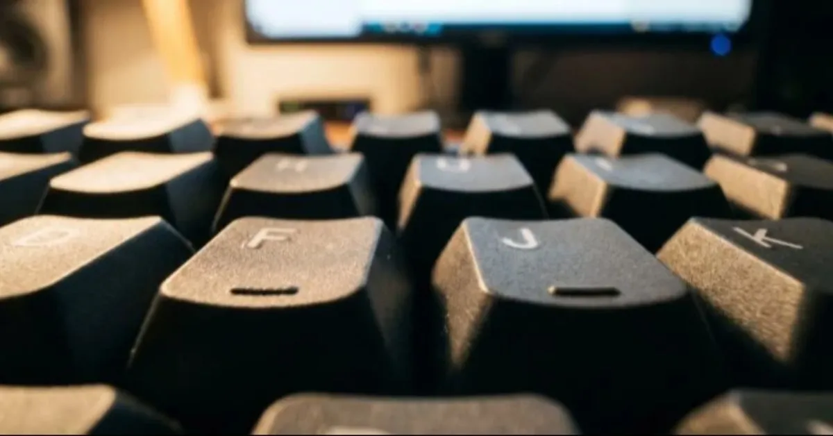 Letras “F” e “J” ocupam posição central no teclado e permitem acesso simétrico a grande parte das demais teclas.