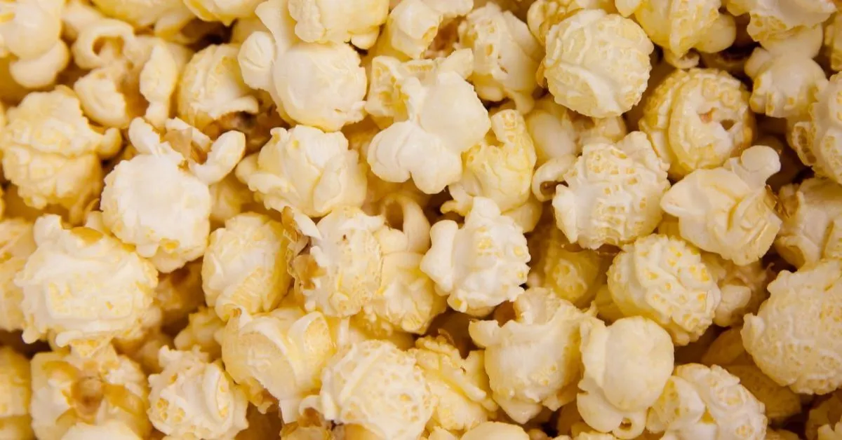 Com a técnica certa, é possível manter o sabor e a textura típicos da pipoca de cinema, porém com um preparo mais leve e equilibrado.