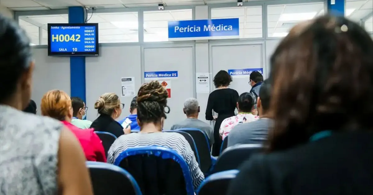 Para agendar atendimento ou antecipar perícias, os segurados podem ligar para o telefone 135 ou acessar o Meu INSS.