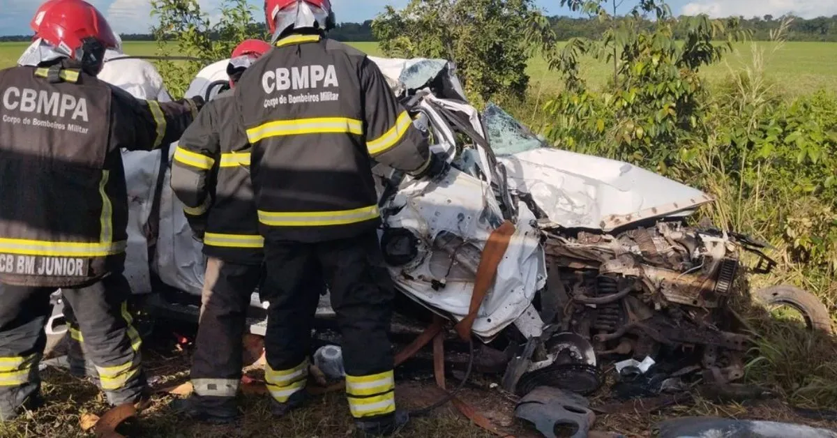 O motorista do caminhão permaneceu no local após a colisão e colaborou com o atendimento das autoridades.