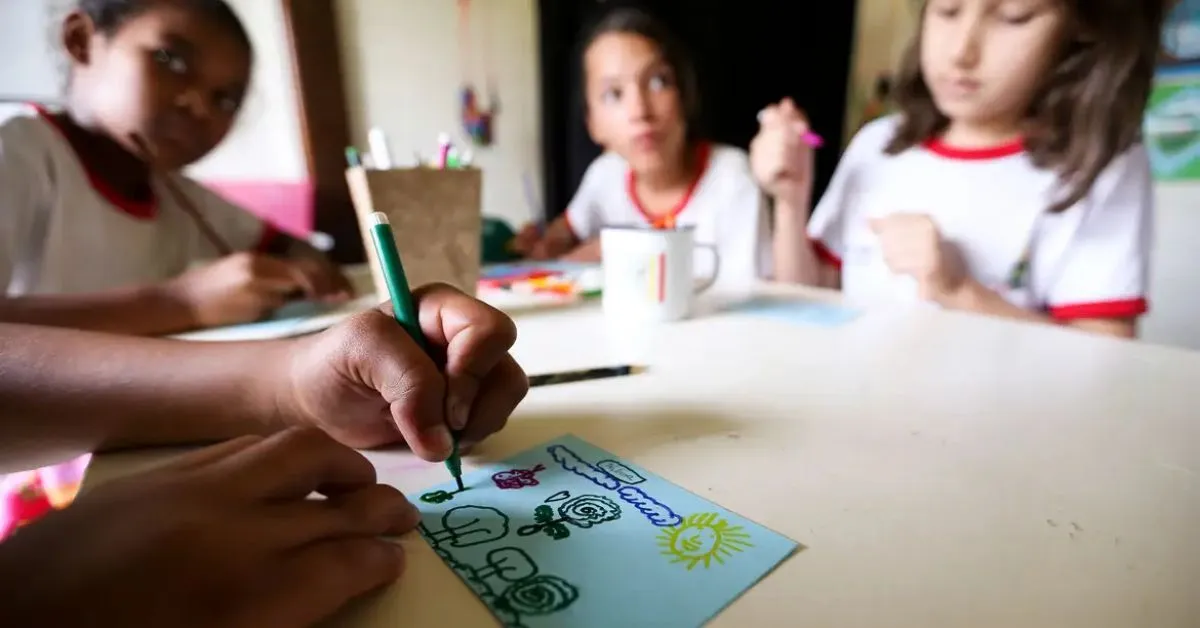 Metodologia busca estimular competências socioemocionais no ambiente escolar por meio de dinâmicas simples aplicadas à rotina da Educação Infantil.