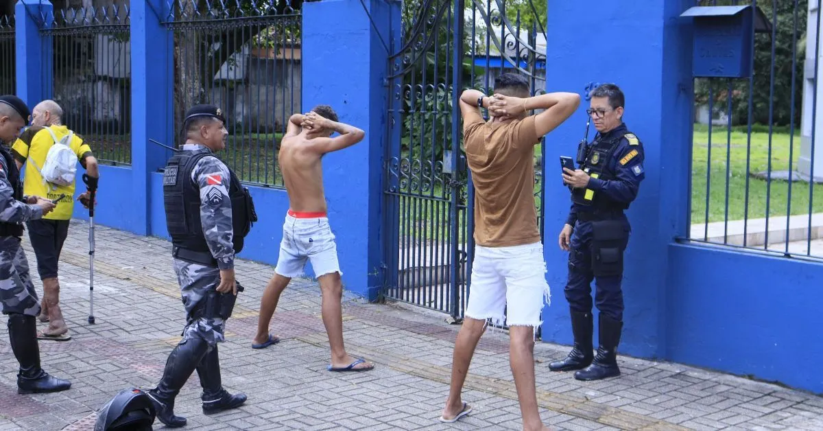 Latas de bebidas alcoólicas abertas foram encontradas no interior do carro