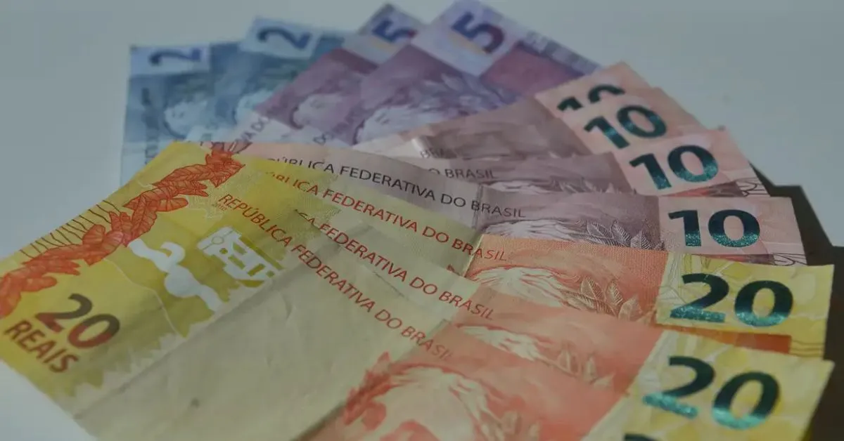 Pela Consolidação das Leis do Trabalho (CLT), o empregador tem até o quinto dia útil do mês seguinte ao trabalhado para efetuar o pagamento do salário.