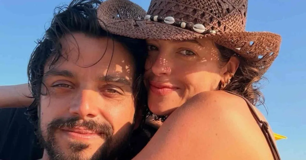 Casal está junto desde 2018, após trabalharem na mesma produção.