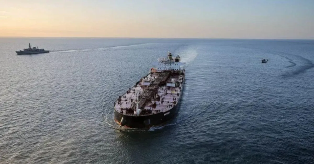 Petroleiro Smyrtos foi interceptado por forças britânicas no Canal da Mancha durante operação inédita contra a chamada frota fantasma russa, usada para contornar sanções internacionais ao petróleo de Moscou.