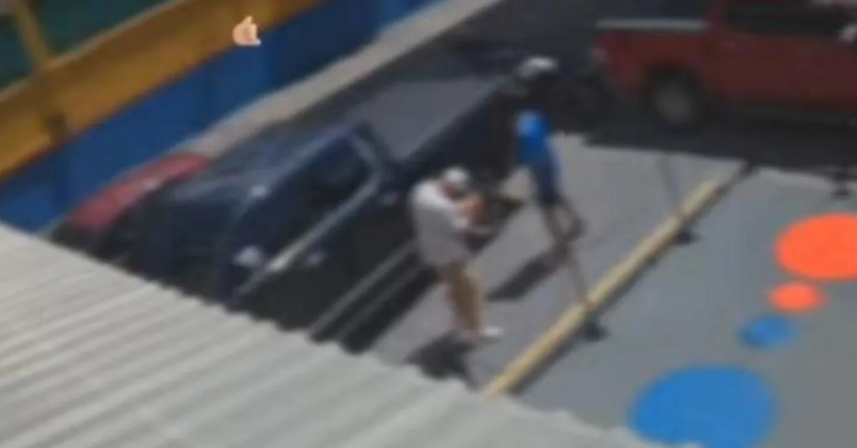 Dupla teria levado um relógio e um anel do policial