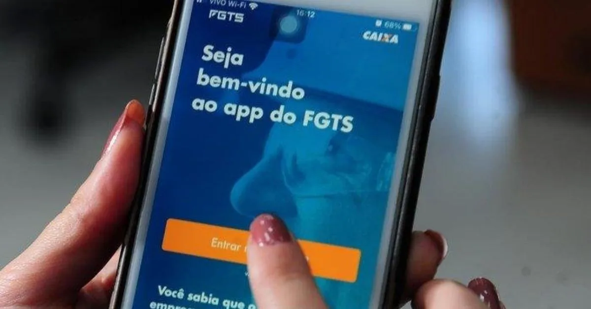 O valor máximo permitido para retirada é de até R$ 6.220, mas a quantia liberada depende do saldo disponível na conta do FGTS de cada trabalhador.