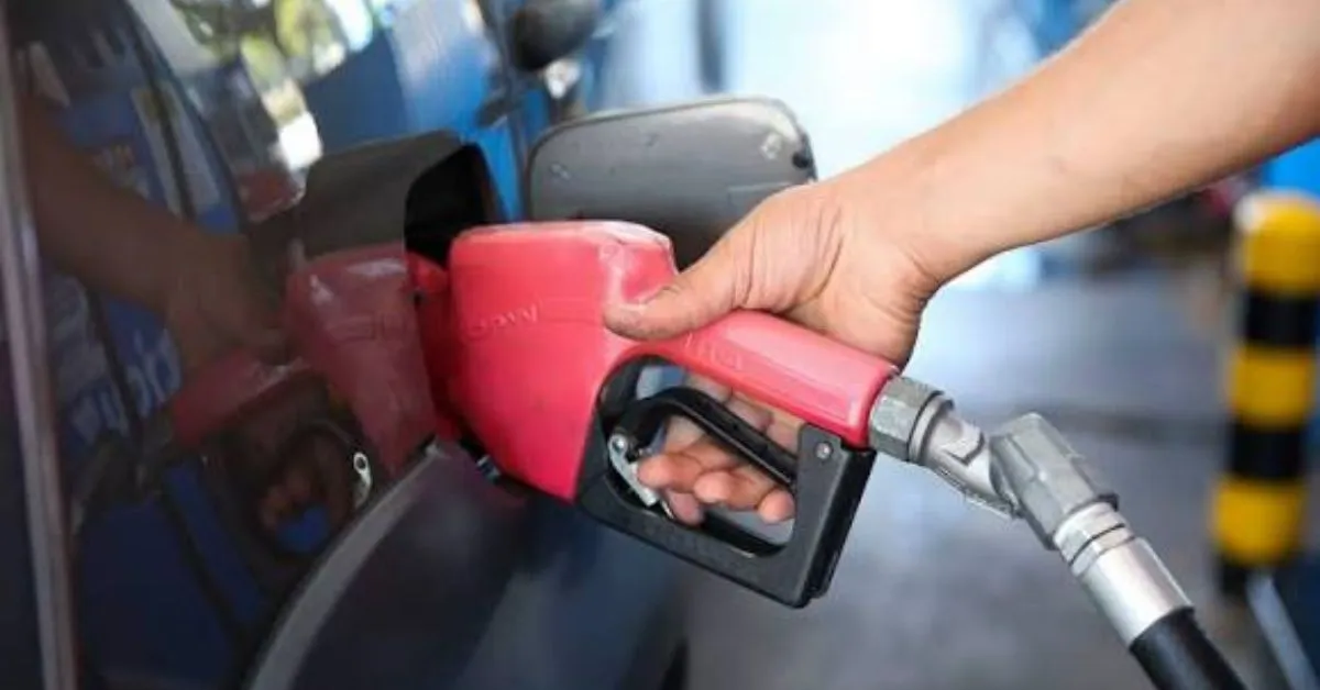 Como o etanol tem menor quantidade de energia por litro do que a gasolina, o aumento da sua participação na mistura pode reduzir levemente a autonomia dos veículos.