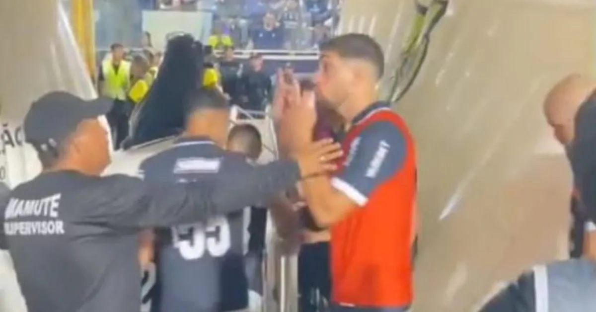 O zagueiro Tassano fez um gesto obsceno para a torcida azulina no último sábado (25).
