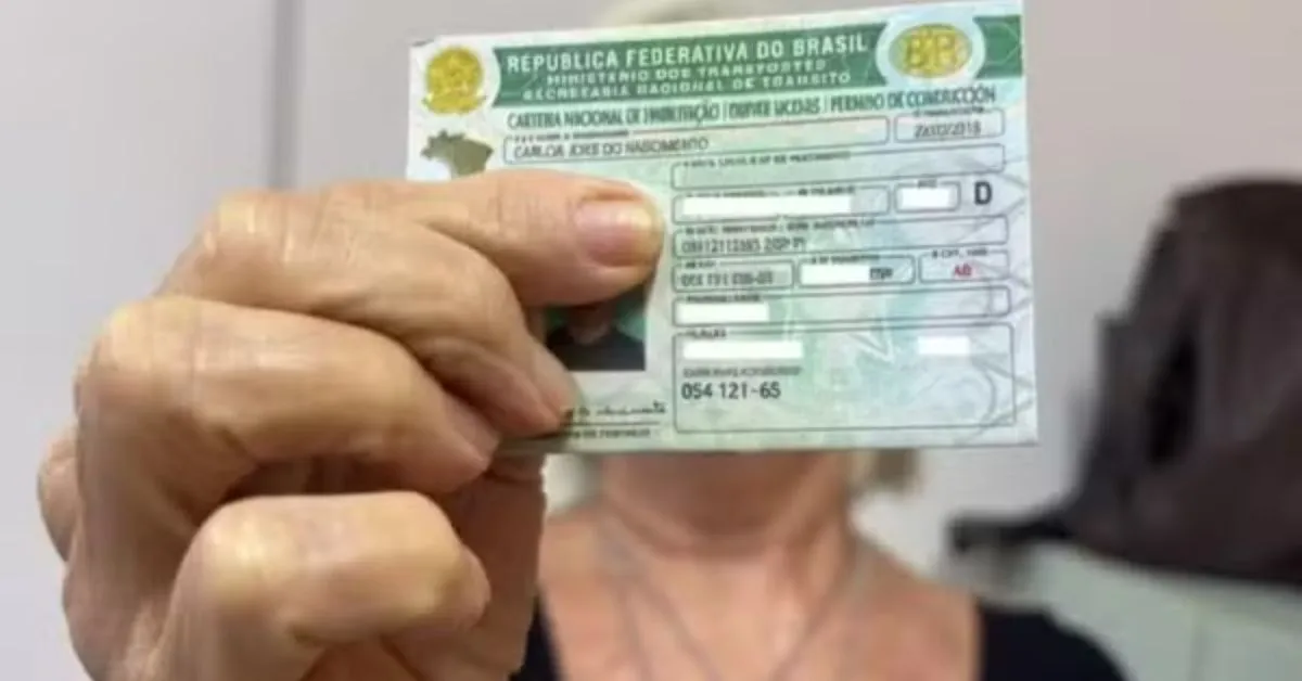 A economia se deve ao fato do curso teórico ser sem custos