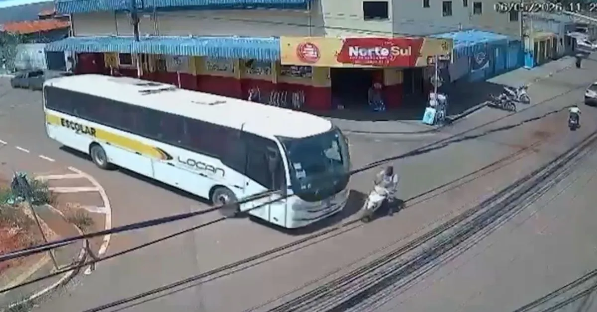 Motociclista ignora sinalização de parada e é atingido pelo ônibus